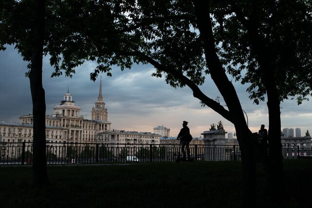 Москвичи, вы почти три месяца сидели дома. Забыли, как там Москва выглядит? Ничего, сейчас попробуем вспомнить! И даже в метро спустимся!