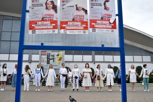 Женщины в белой одежде встали в цепь в центре Минска в поддержку протестующих. Фотография