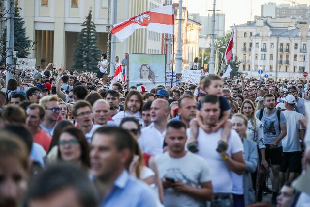 Это ад и концлагерь. В Минске рабочие встретились с Лукашенко, а к изоляторам пришли тысячи протестующих — но задержанных не отпустили. Репортаж «Медузы»