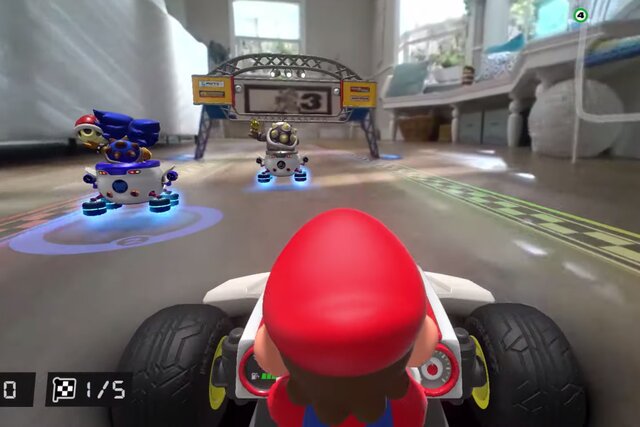 В новой Mario Kart нужно ездить на настоящей радиоуправляемой машинке. По своей комнате. С друзьями. У которых тоже машинки!