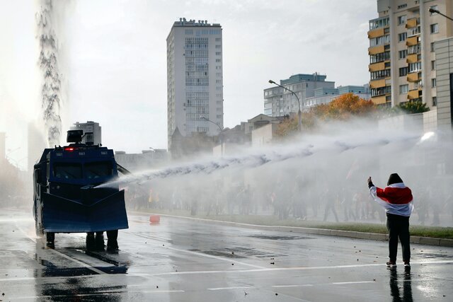 В Минске против участников акции протеста применили водометы. Фотография