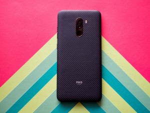 Смартфон Poco F1 обновили до MIUI 12