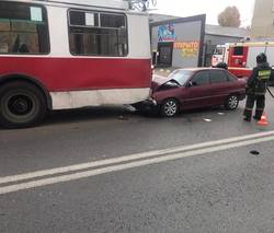 Женщина на 'Опеле' протаранила стоящий троллейбус