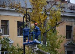 На старинный столб на Волжской водрузили кронштейн с фонарем