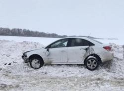 На трассе автомобиль въехал в сугроб. Пострадала девушка