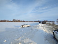 В ДТП с тремя автомобилями на трассе пострадали двое взрослых и двое детей