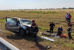 'Тойота' врезалась в столб: водитель погиб, женщина с ребенком в больнице