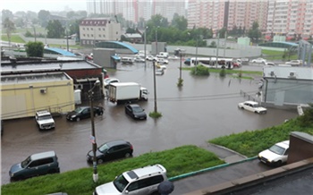 Дождь поставил Красноярск в 10-балльные пробки. На откачку воды отправили всю специализированную технику