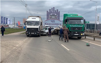 Столкнувшиеся внедорожник и грузовики перекрыли въезд в Красноярск