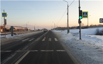 В Красноярске произошло первое с начала года ДТП по вине ребенка. Девочка отвлеклась на телефон и попала под машину