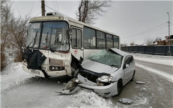 В Минусинске автомобилист погиб при столкновении с автобусом