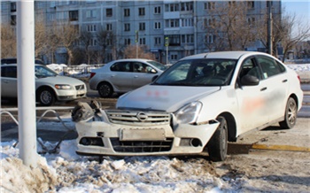 В Красноярске задержали устроившую ДТП со столбом пьяную автоледи без прав