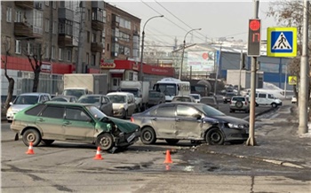 В Красноярске ДТП парализовало движение на Свободном