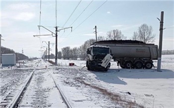 В Рыбинском районе поезд снес фуру на железнодорожном переезде