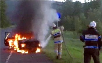 Злостный нарушитель ПДД поджег свой автомобиль на глазах у полиции в Красноярском крае