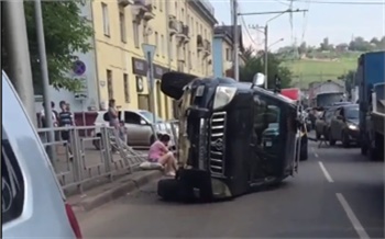 На Калинина Prado не вписался в поворот на выезде из двора и лег на бок. Пострадали водитель и пассажир