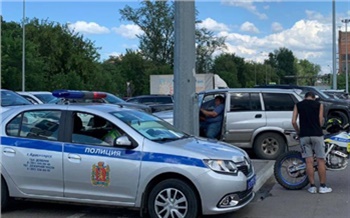 В Красноярске на парковке у ТЦ водитель мотоцикла врезался в иномарку и сбил пенсионерку