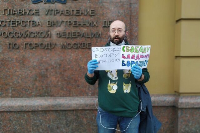 «Илья поехал в спецприемник, где много людей и не проводят тестирование на коронавирус». Адвокат Ильи Азара — об аресте журналиста на 15 суток за одиночный пикет