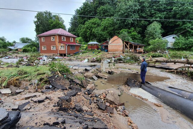 В подмосковной Рузе после ливней прорвало дамбу. Водой смыло пять домов и баню