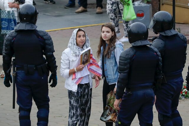 Протестующие выстроились в «цепи солидарности» и попытались перекрыть дороги. Как прошла четвертая (самая спокойная) ночь протестов в Беларуси