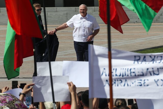 Александр Лукашенко с сыном Николаем на митинге в свою поддержку. Фотография