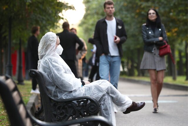 В Москве — всплеск заболеваемости коронавирусом (+1560 за день). Власти вернули самоизоляцию для пожилых людей, но закрывать рестораны пока не планируют