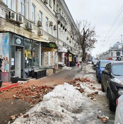 У дома напротив цирка обрушилась часть фасада