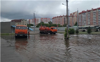 «Воды по колено»: красноярцы жалуются на потоп у остановки на Копылова