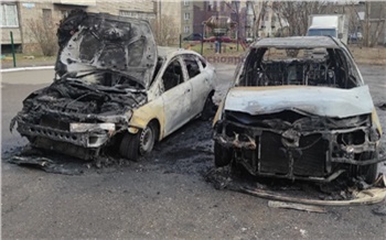 В Красноярске на Джамбульской сгорело два автомобиля