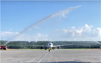 Первый современный самолет Airbus A350 встретили в Красноярске водной аркой