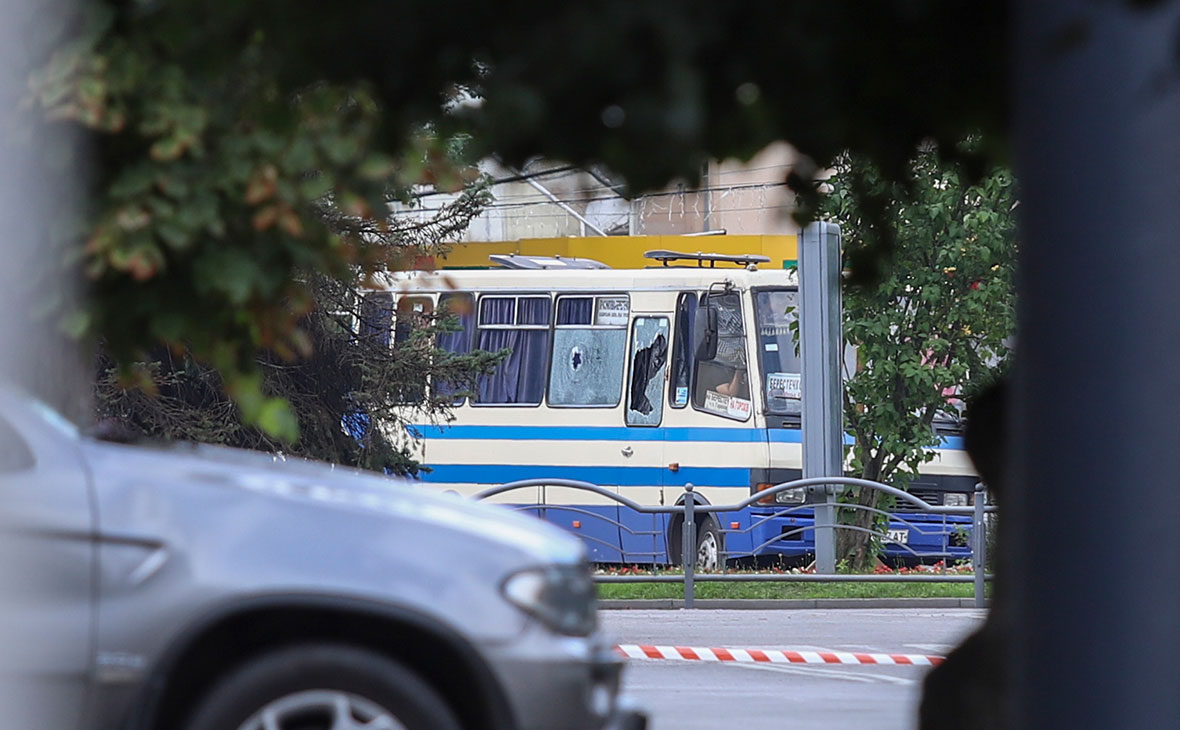 Террорист в Луцке отпустил трех заложников после разговора с Зеленским