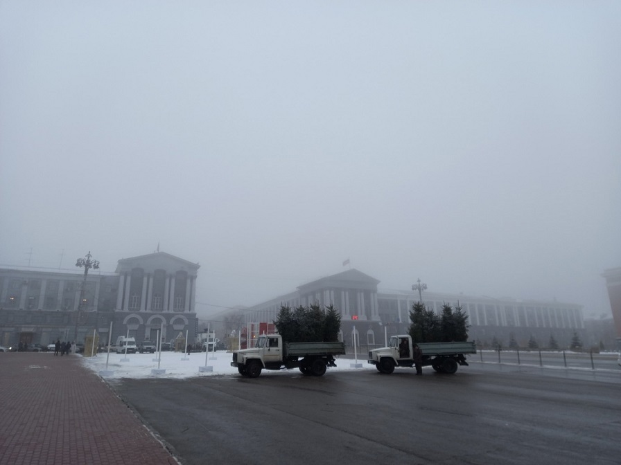 На Красной площади в Курске начали монтировать сказочную зону «Красный лес»