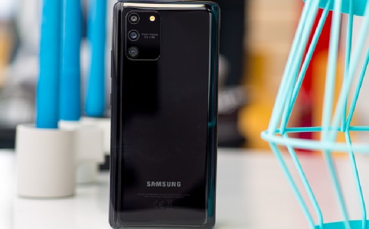 Samsung может представить «облегчённый» флагман Galaxy S20 Lite в октябре