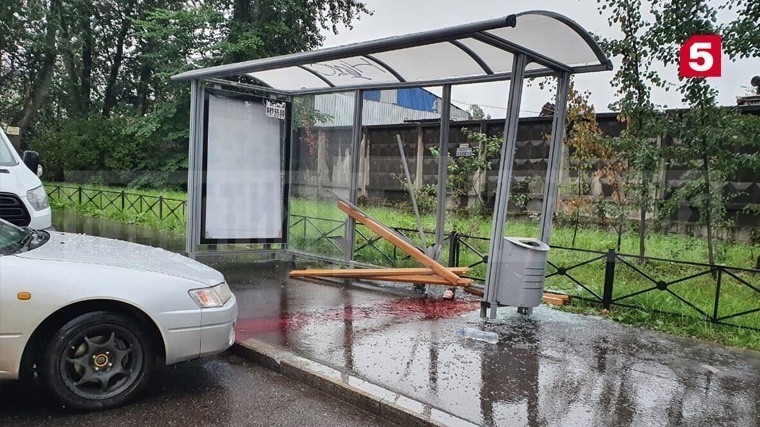 Фото: Автомобиль впечатал женщину в остановку после жесткого ДТП в Петербурге