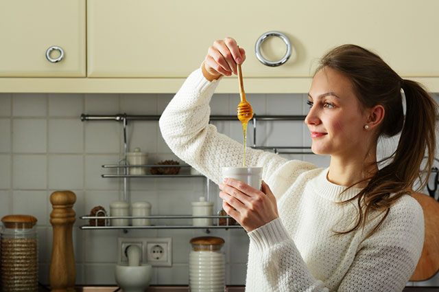 Сохраняет хлеб, смягчает мясо. Как используют мед в кулинарии