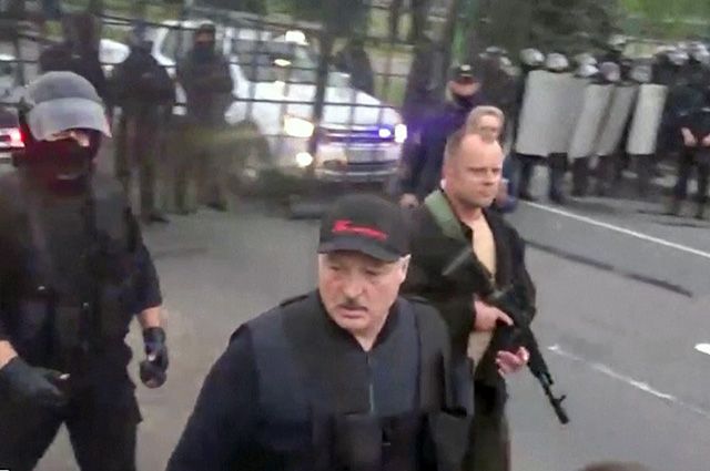 «Там никого не осталось?» Лукашенко с автоматом затмил марш оппозиции