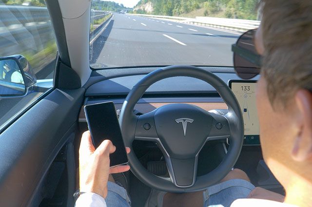 Tesla в пролете? Немецкие автопилоты оказались лучше, но все-равно подводят