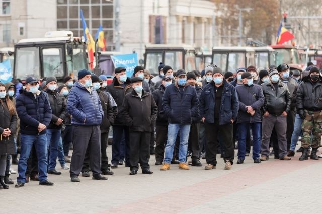 Фермеры заблокировали движение транспорта в Кишиневе тракторами