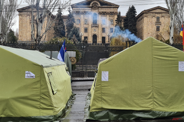 «Хватит тупить, зовите русских». Новая революция в Армении кончится войной?