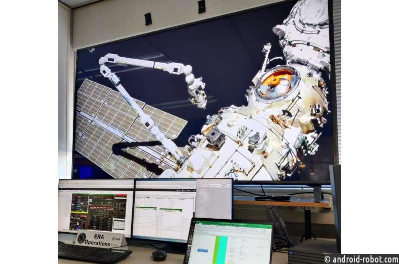 Космический экипаж использует роботизированную руку для осмотра поврежденной капсулы