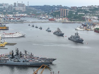 Во Владивостоке прошел военно-морской парад