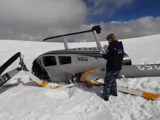 Разбившийся на Белухе вертолет сняли на видео