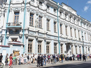 Движение в районе посольства Белоруссии в Москве затруднено из-за скопления людей