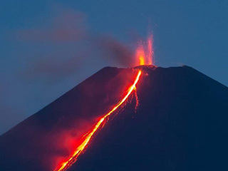 Новосибирский фотограф запечатлел извержение вулкана на Камчатке