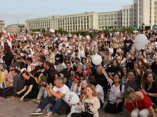 Минские протестующие сели на землю после прибытия спецтехники силовиков