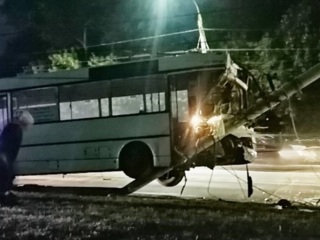 Во Владимире автобус повис на столбе после того, как у водителя случился инсульт. Видео