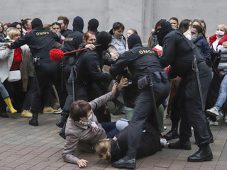 В Минске задерживают участниц пикета в поддержку Колесниковой