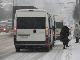 'Не загораживай проход'. Водитель новосибирской маршрутки выгнал беременную на мороз