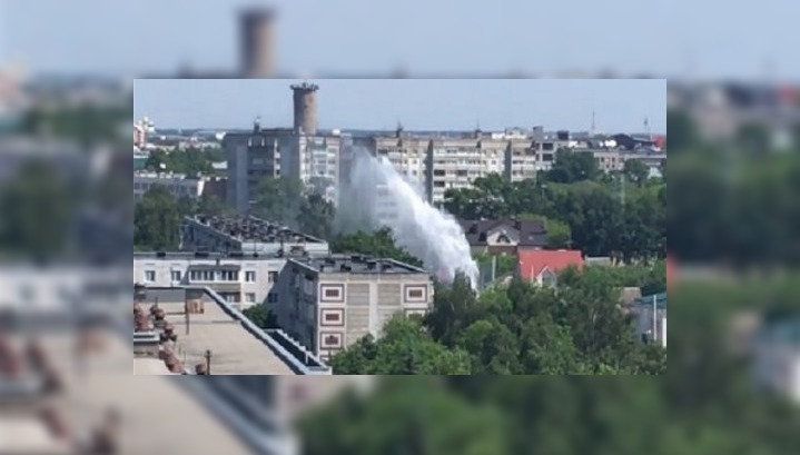 Коммунальные службы устраняют причину огромного фонтана в Твери