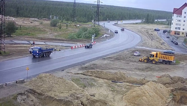 Невнимательный водитель грузовика переехал дорожного рабочего в Новом Уренгое. Видео